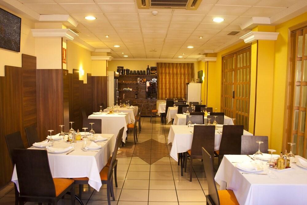 Hostal Valdepenas By Bossh Hotels Exterior photo
